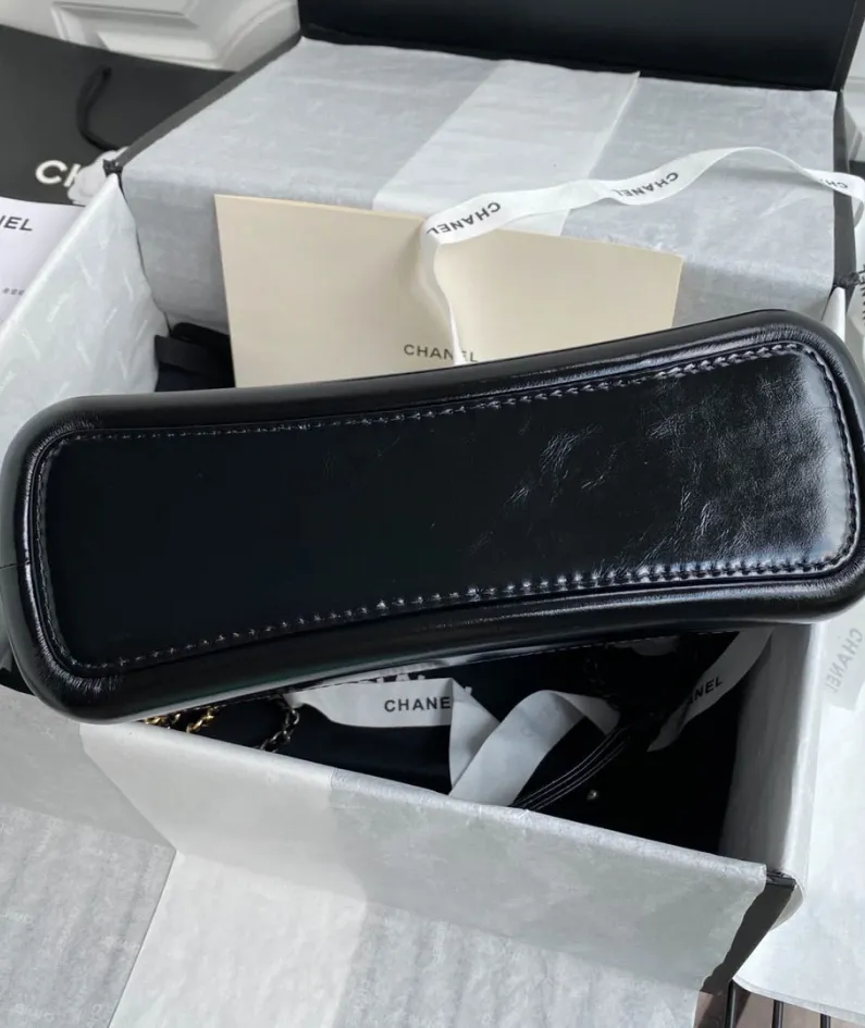 Chanel size: 28cm