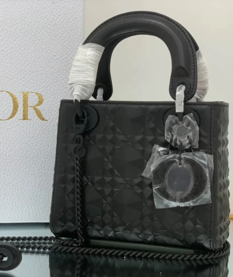Size: 17 x 7.5x 14cm