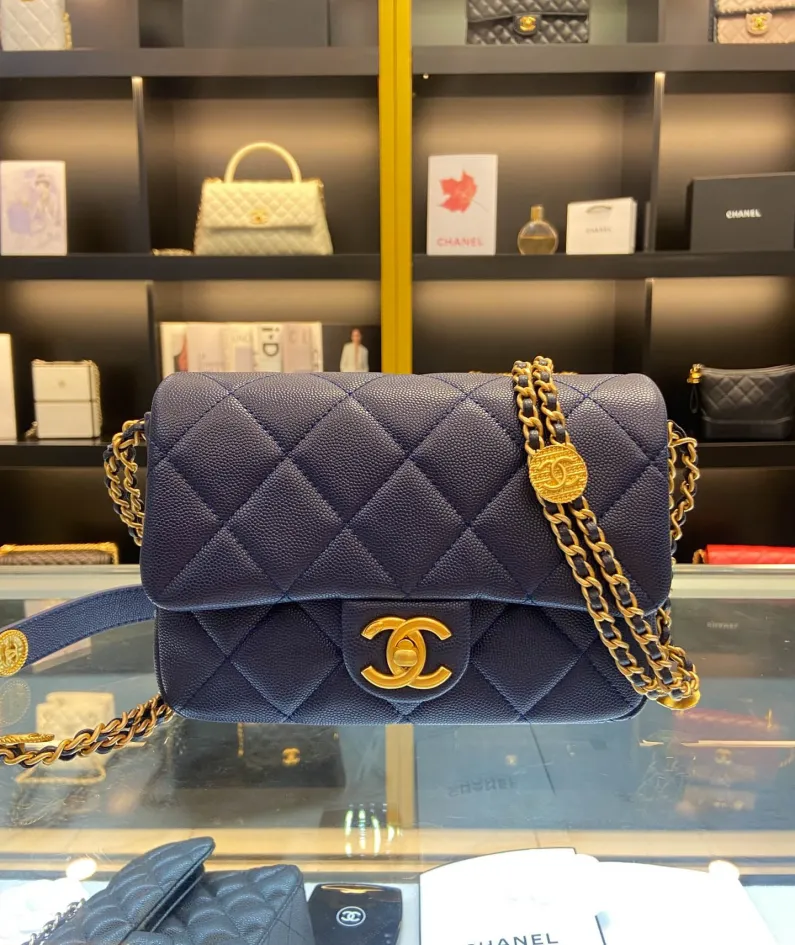Chanel size: 21x14x6.5cm