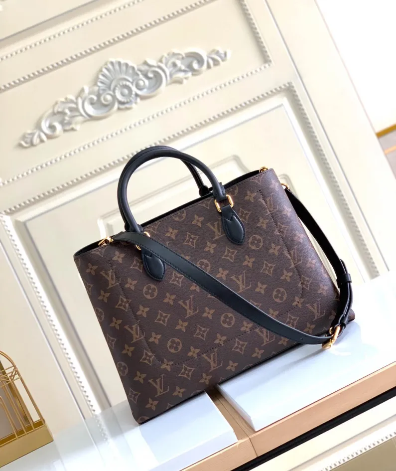 Louis Vuitton Size: 34.0 x 24.0 x 13.0 cm