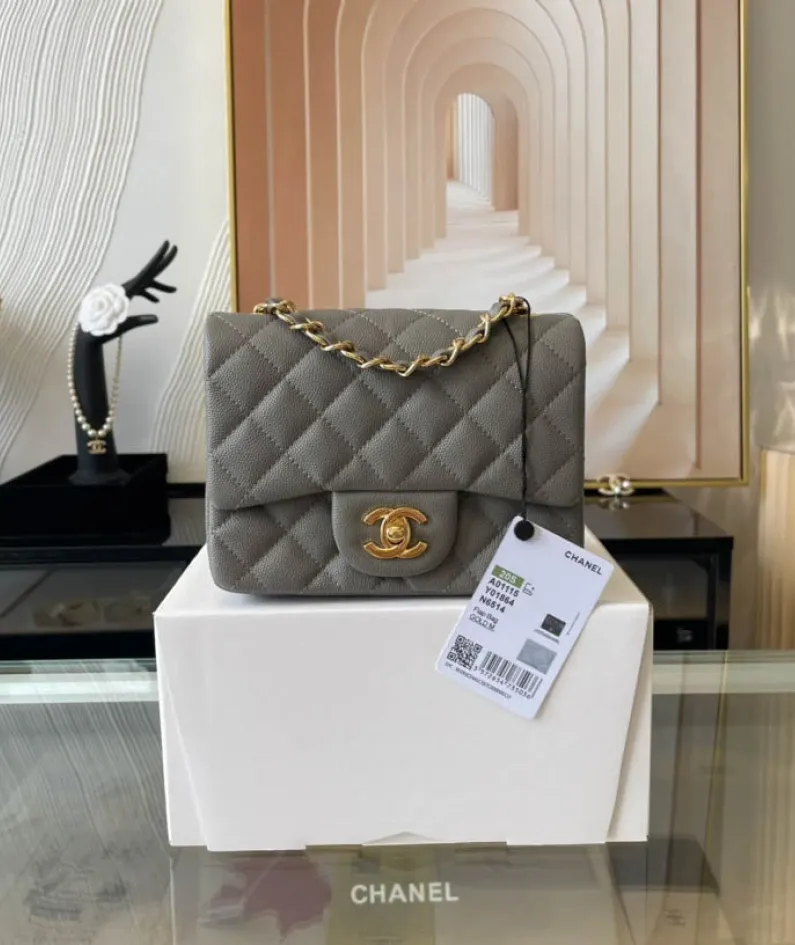 Light Silver Metal Bag Size: 17cm Ident No.: 01115