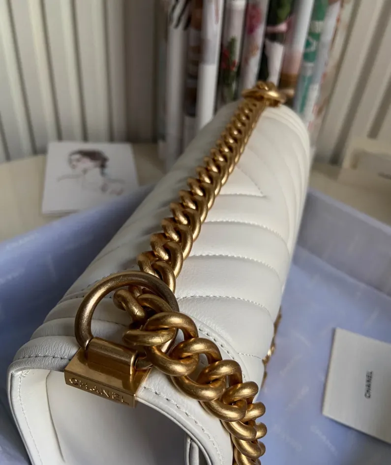 Chanel size: 25x15x9cm
