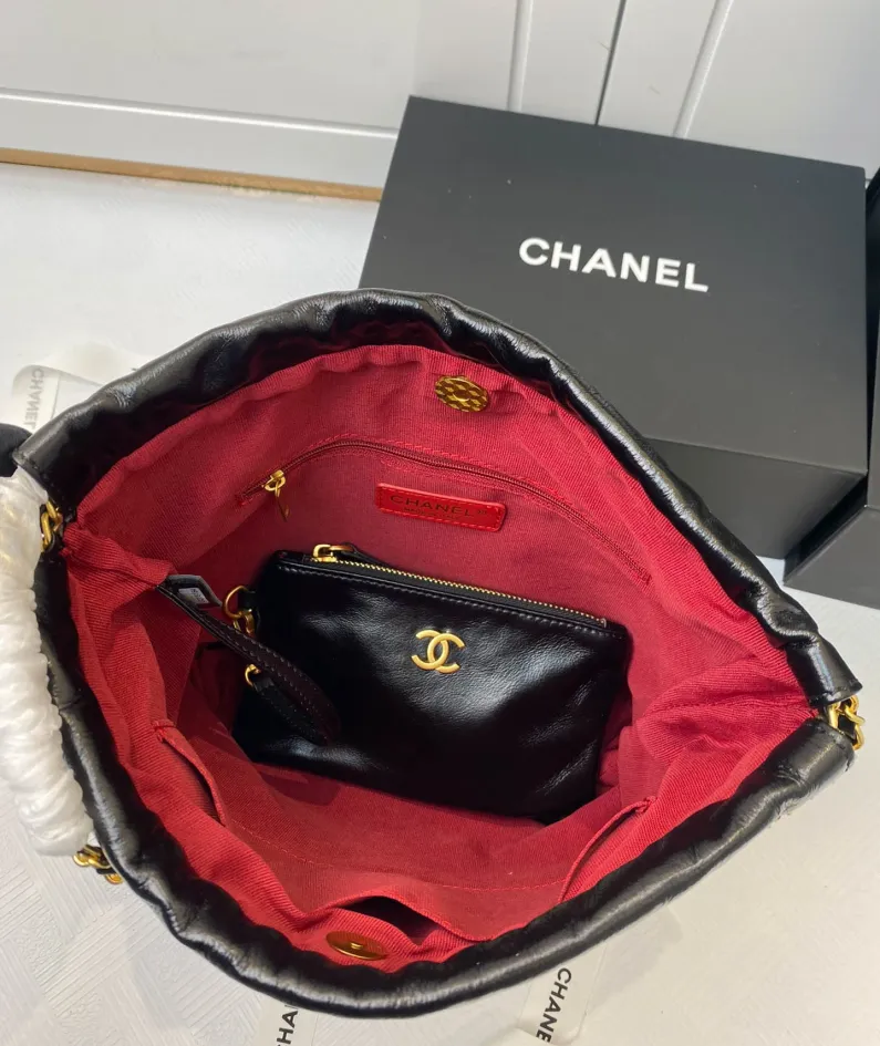 Chanel Underarm Bag Model: 8828 Size: 30*27*7 40*33*8