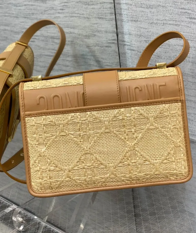 Montaigne 30 size:24*18*5cm