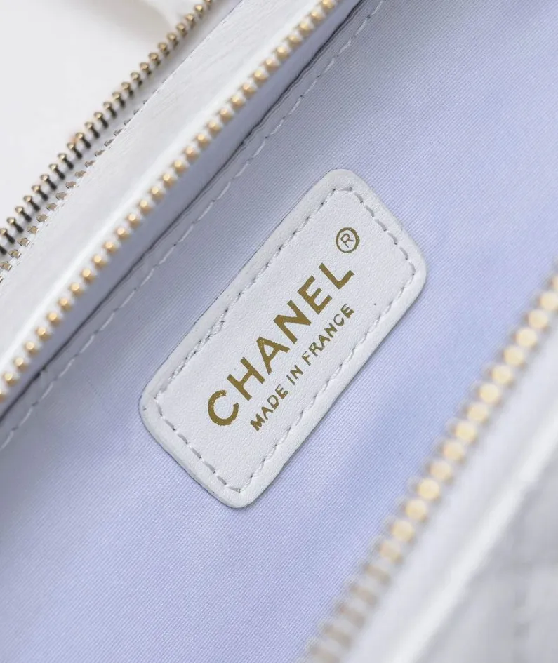 Chanel Size: Large 13.5*18.5x7.5cm Style Number: 9055
