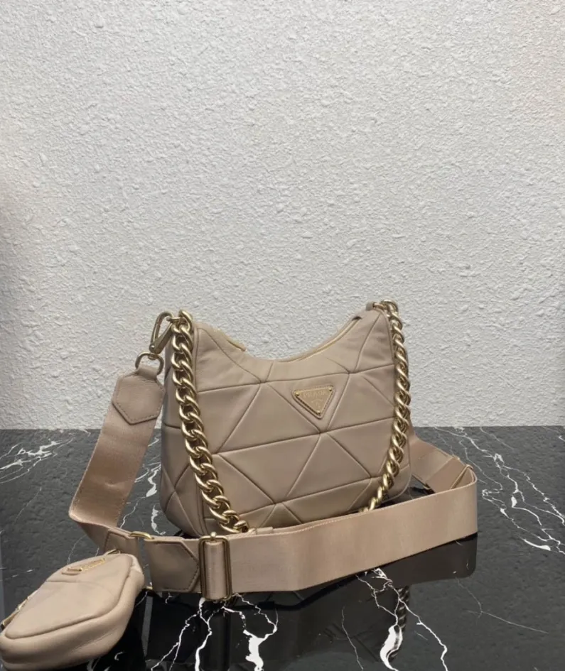 Prada Women's Bag Size: 24x17cm 1BC151