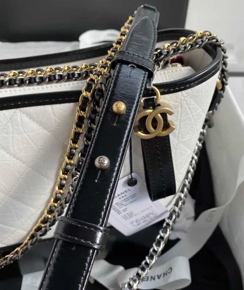 Chanel size: 28cm