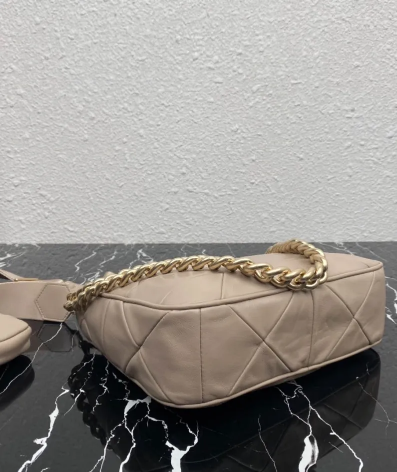 Prada Women's Bag Size: 24x17cm 1BC151