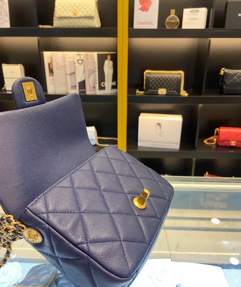 Chanel size: 21x14x6.5cm