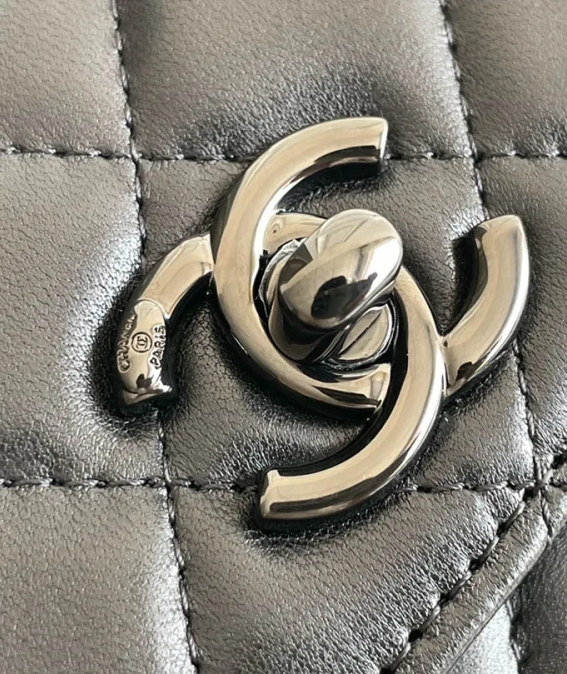Light gold buckle size: 11x11x5.5cm