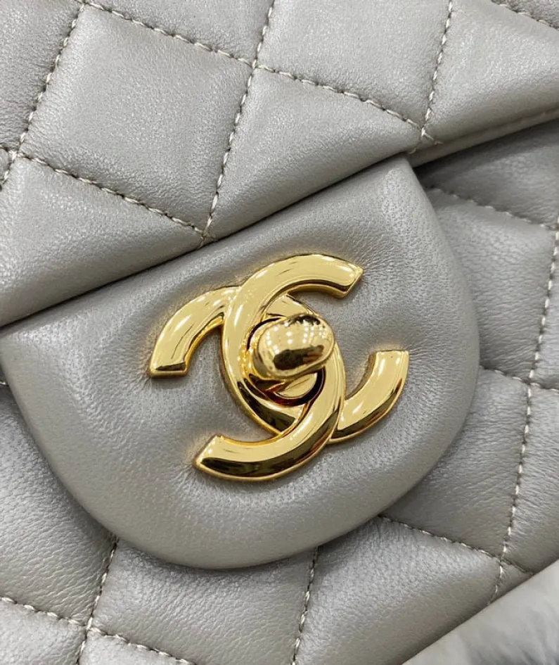 classic flap lambskin light gold buckle classic flap size:17cm