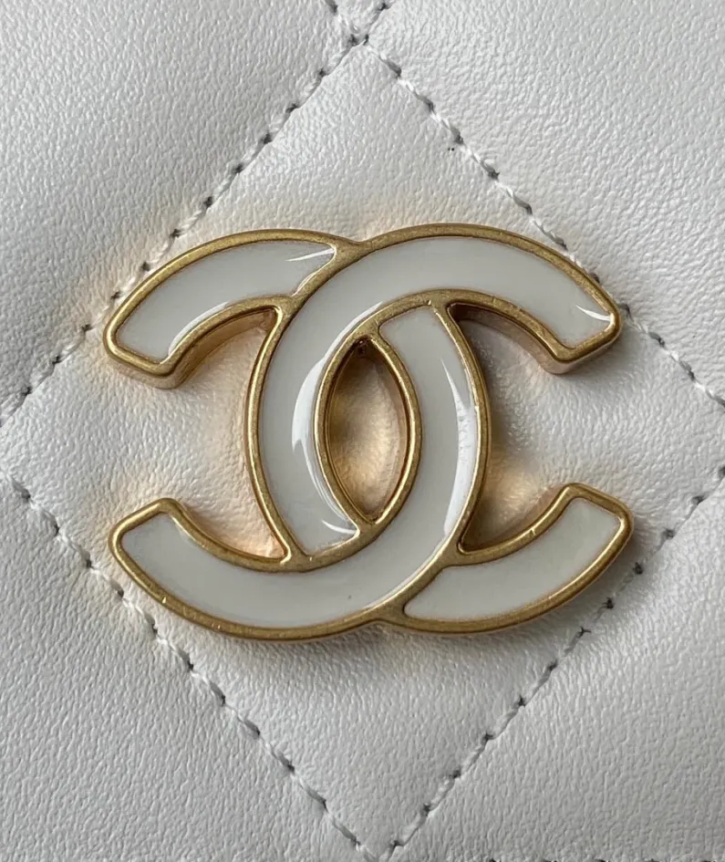 Lambskin Size: 11x15.5x4.5cm