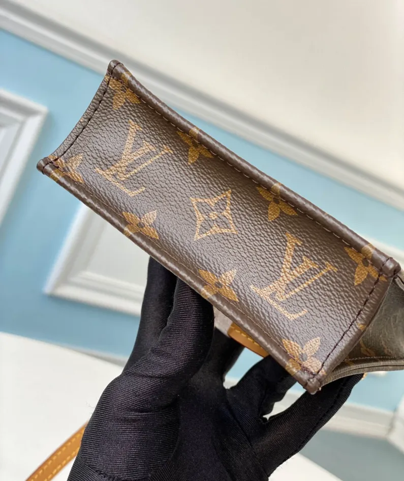 Louis Vuitton Size: 14.0 x 17.0 x 5.0 cm