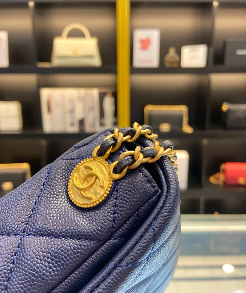 Chanel size: 21x14x6.5cm