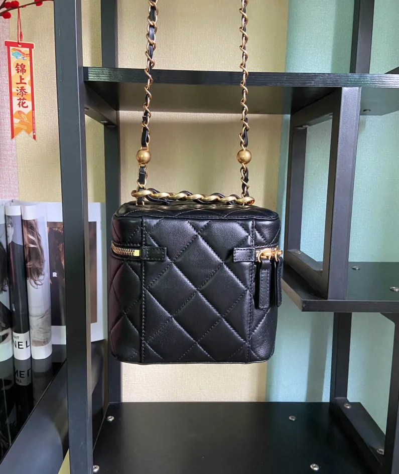 CHANEL Portable ️ Crossbody Size: 16.5*16.5*15