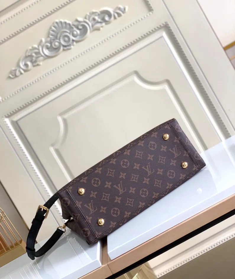 Louis Vuitton Size: 34.0 x 24.0 x 13.0 cm