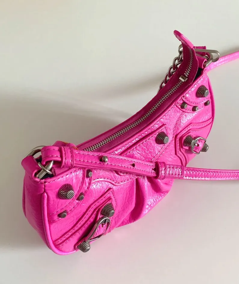 Crossbody bag Size: 20*11*4CM