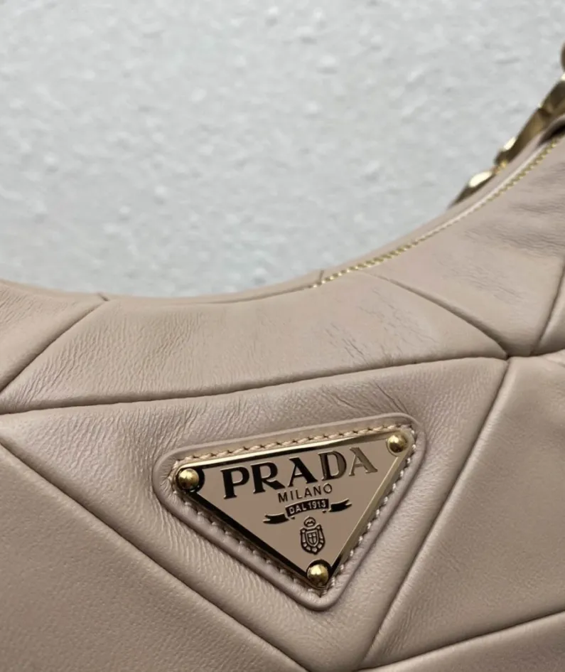Prada Women's Bag Size: 24x17cm 1BC151