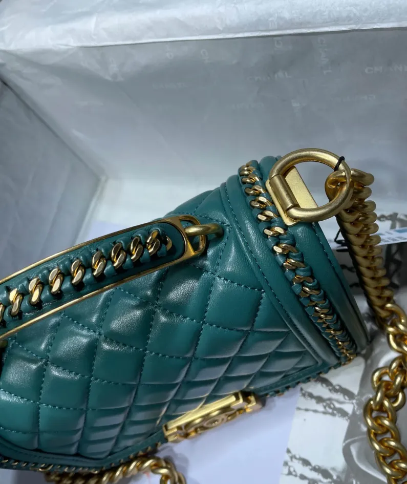 CHANEL Size: 20