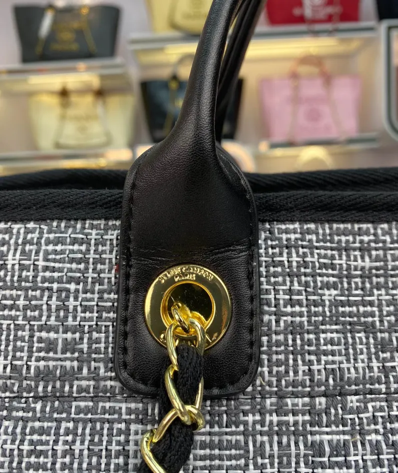 Chanel One Shoulder Handbag Size: 38*30*20 Style: 8820