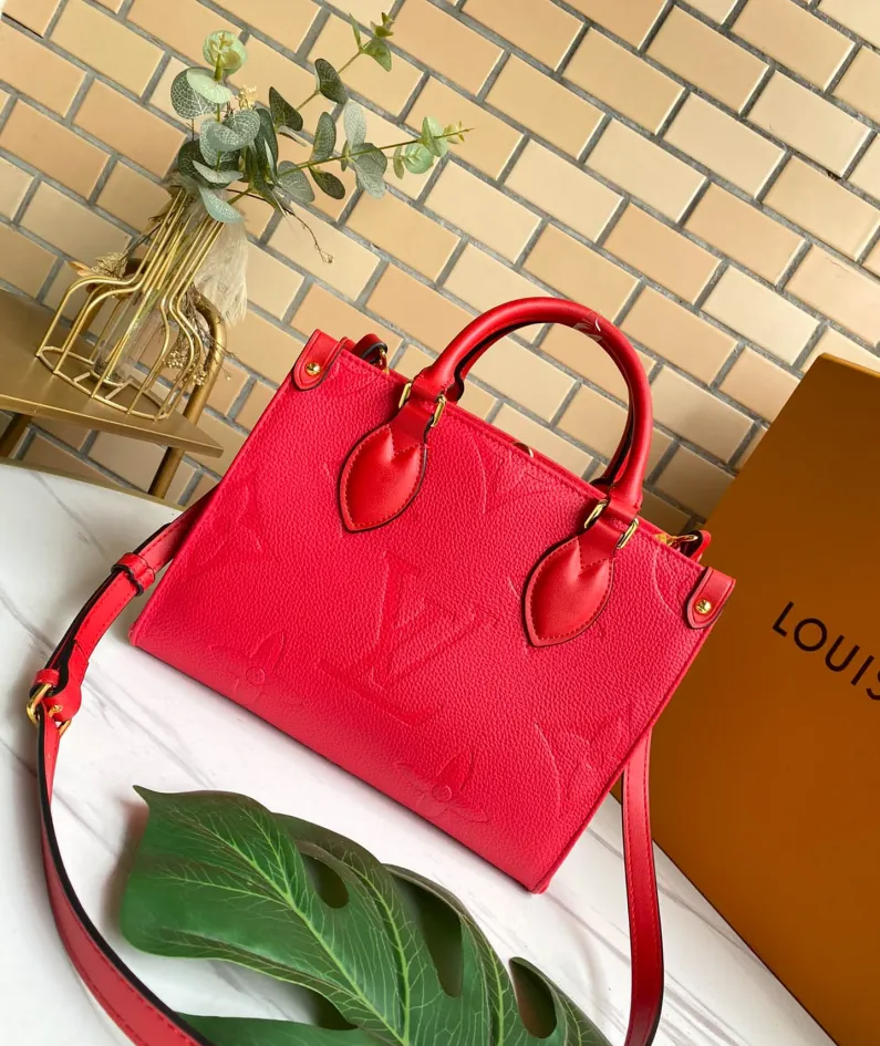 Louis Vuitton Size: 25 x 19 x 11.5 cm
