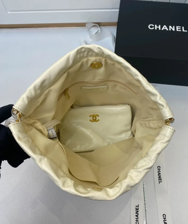 Chanel Underarm Bag Model: 8828 Size: 30*27*7 40*33*8