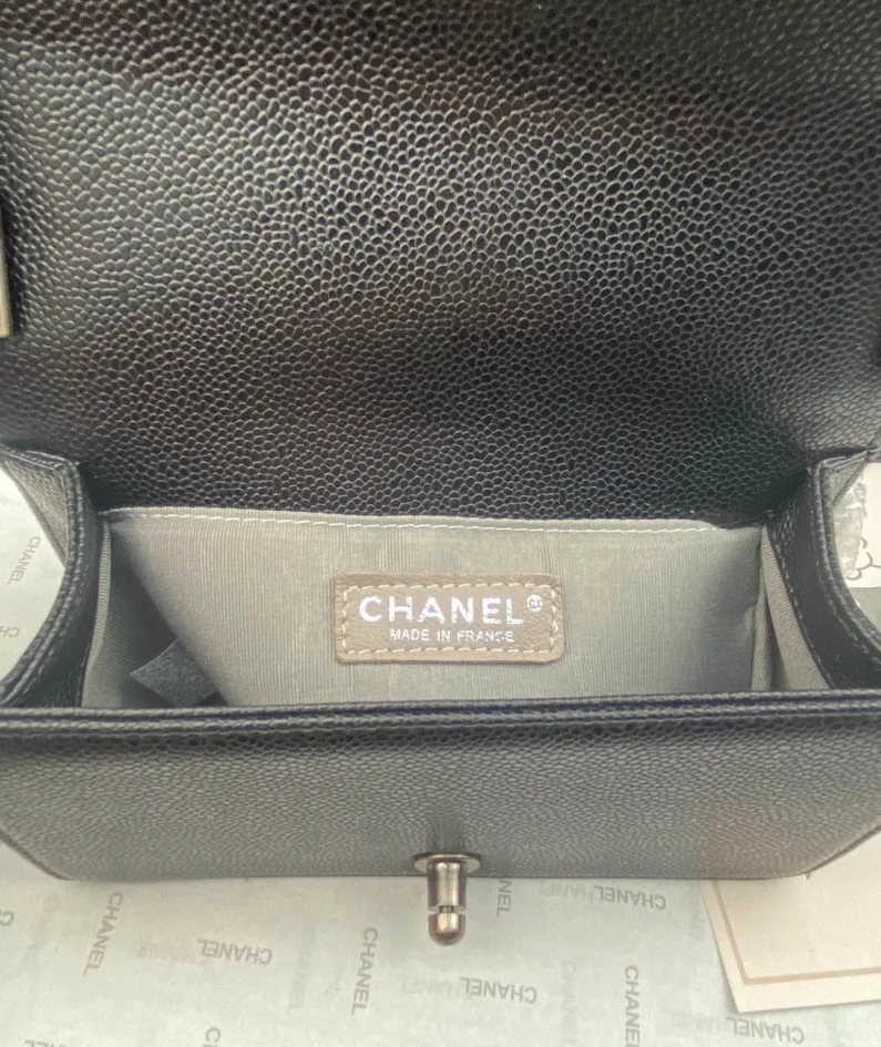 Gold Buckle Calfskin Size 20*12*7cm Model Number: 67085