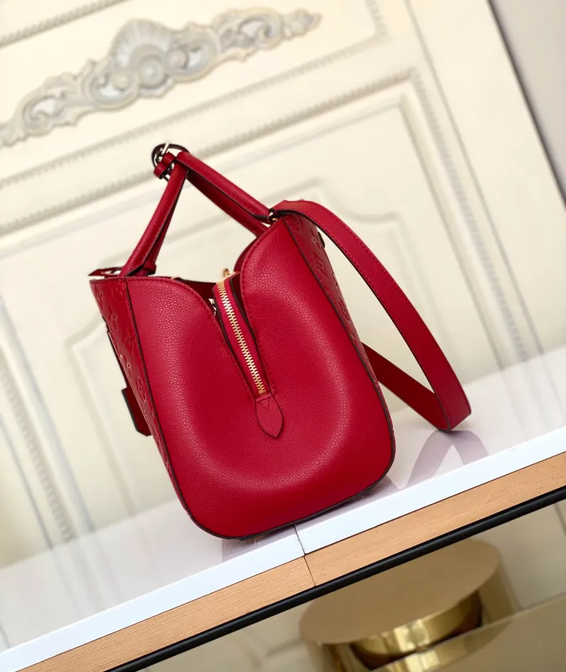 Louis Vuitton size: 33x23x15cm