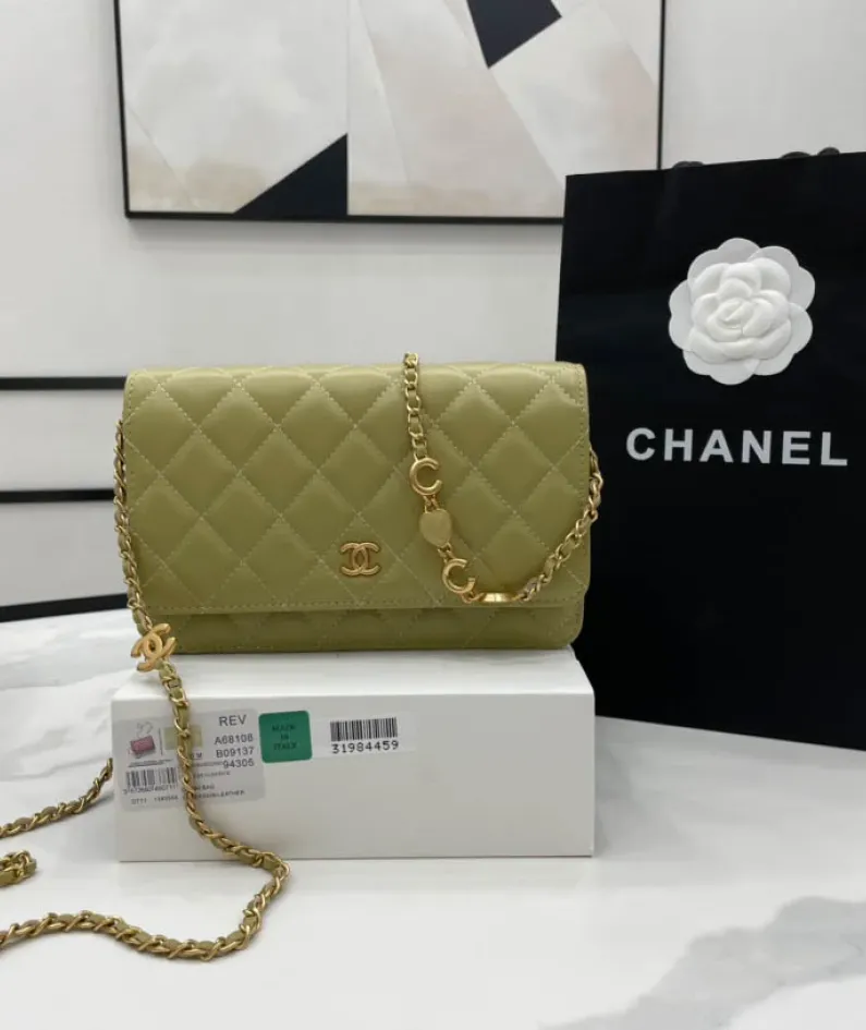 chanel Size: 12.3*19.2*3.5cm Model: A68108