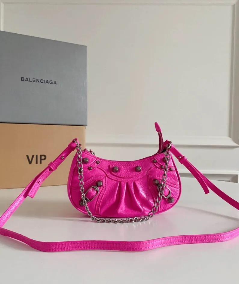 Crossbody bag Size: 20*11*4CM