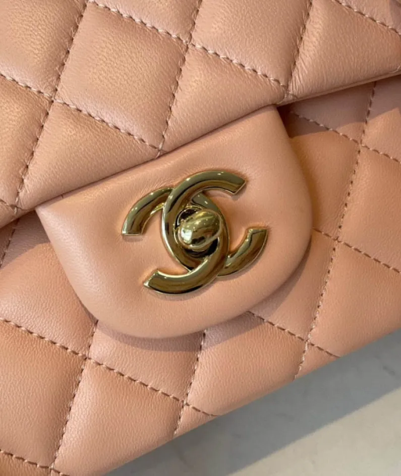 classic flap lambskin light gold buckle classic flap size:25cm