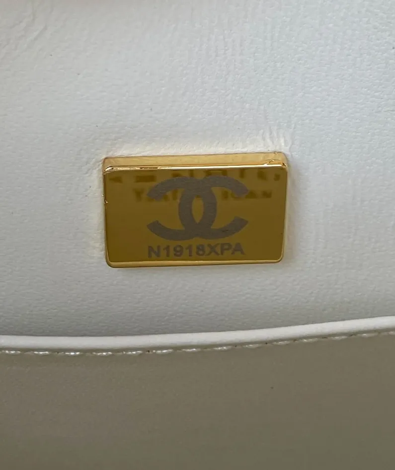 Chanel sheepskin size: 18X19.5X9.5cm