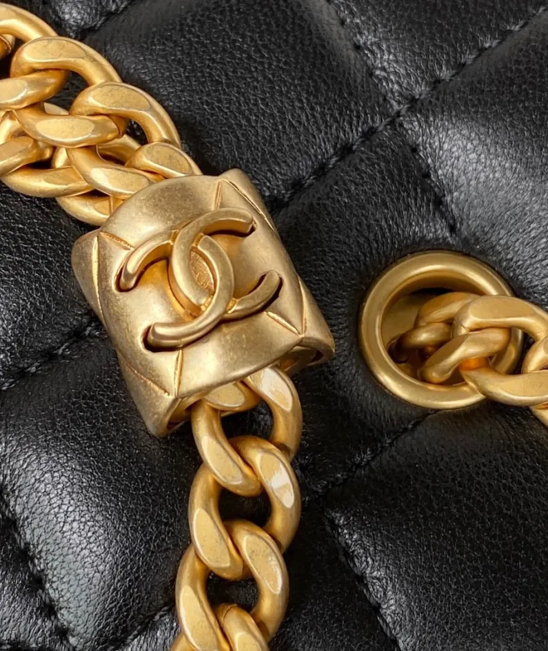 Exquisite and chic chain Size: 8.5*11*7cm