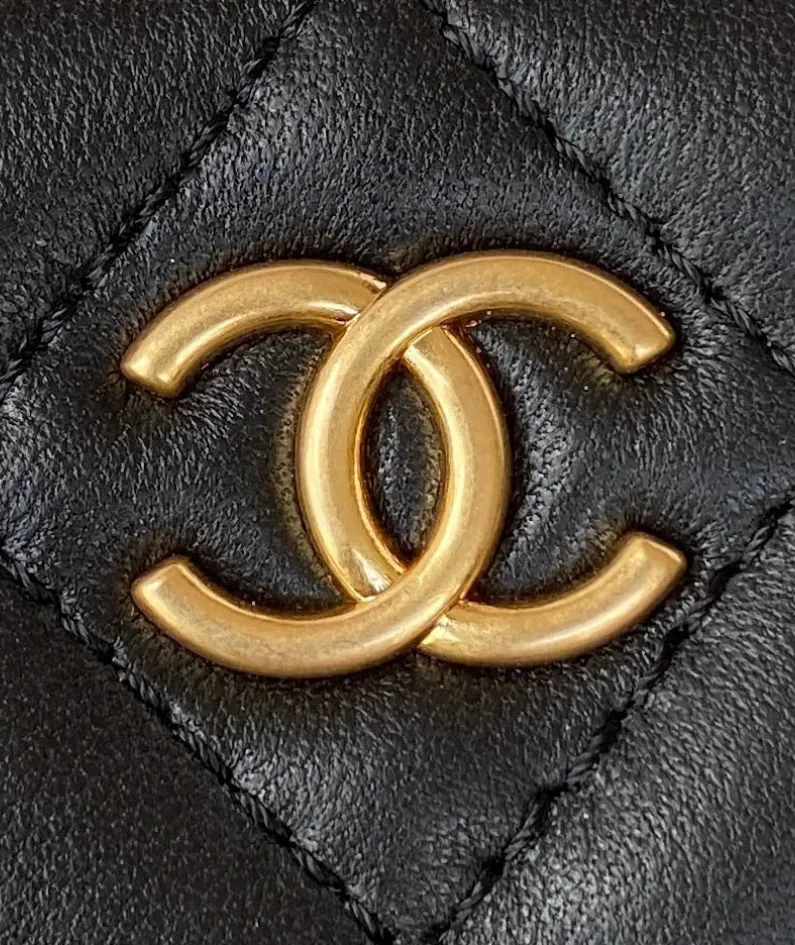 Chanel size: 11*8.5*7cm