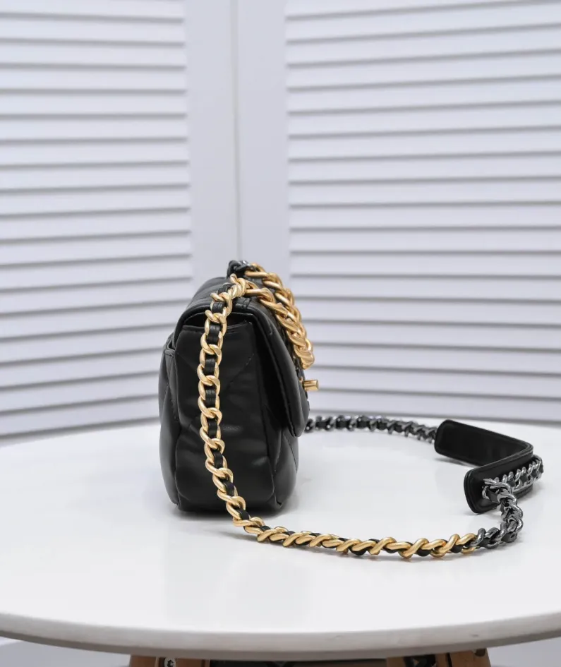 Chanel Style: 9009. Size: 20cm.