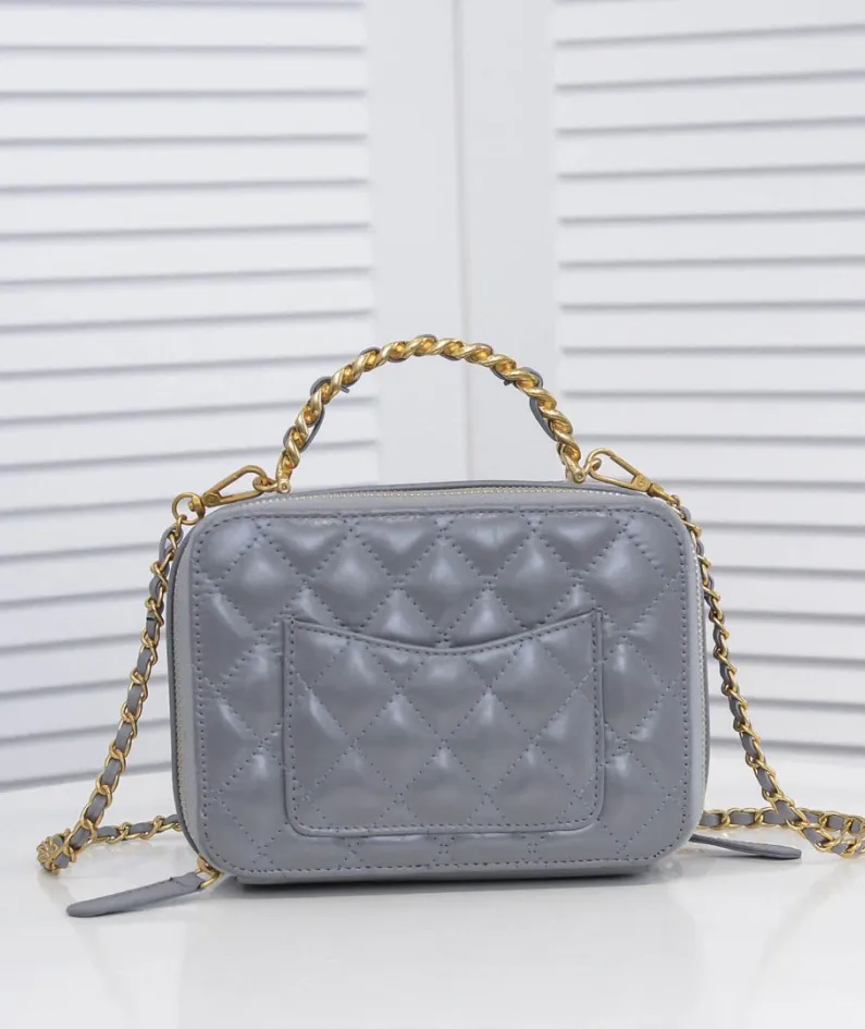 Chanel Size: Large 13.5*18.5x7.5cm Style Number: 9055