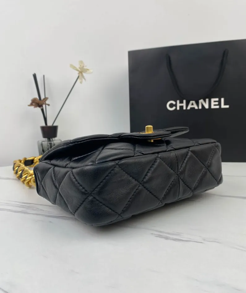 Large Gold Chain Underarm Bag Model Number: As3214
