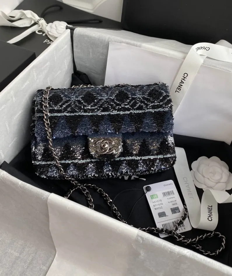 Chanel size: 15x22x7cm