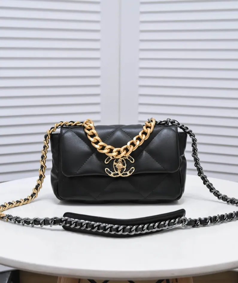 Chanel Style: 9009. Size: 20cm.