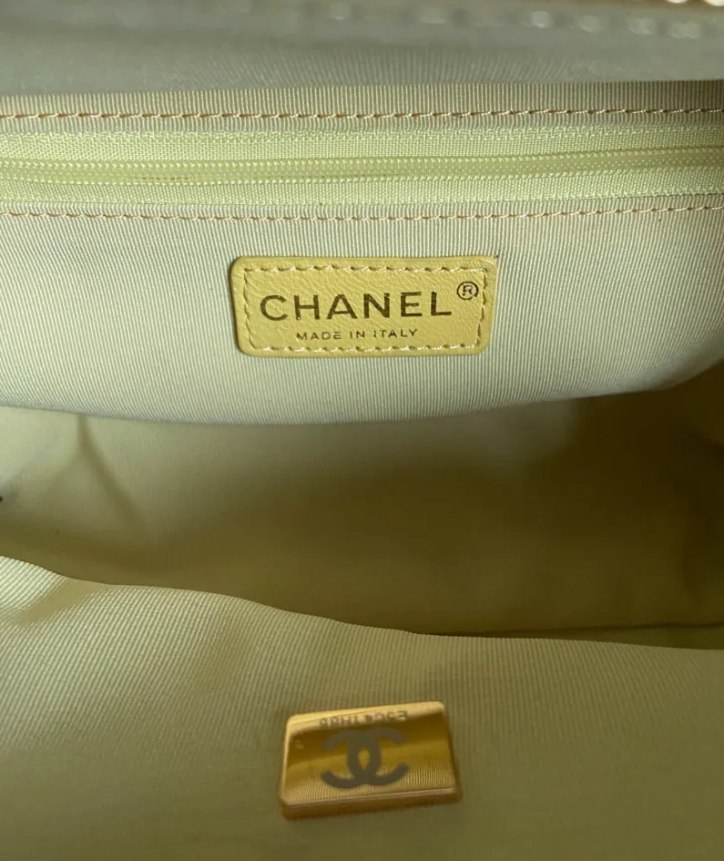 CHANEL Size: 22*10*15