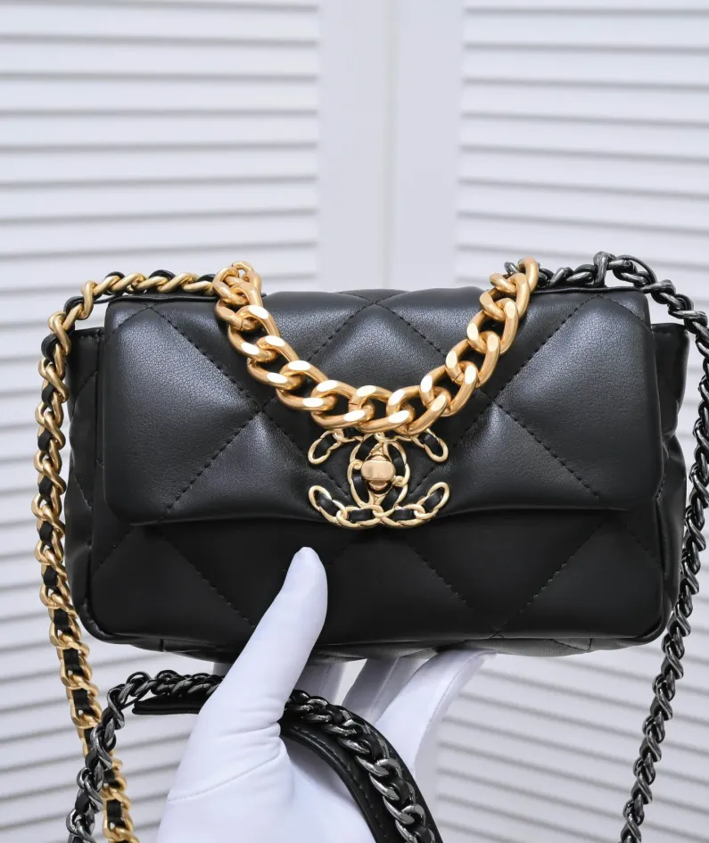 Chanel Style: 9009. Size: 20cm.