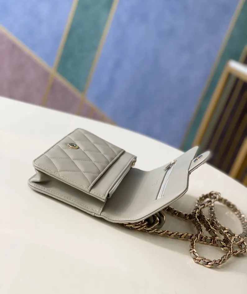 Lambskin Buckle with Light Gold Chain Size: 19cm Style Number: 81171