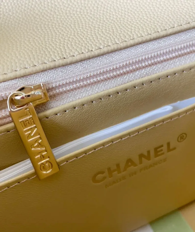 Light Silver Metal Bag Size: 17cm Ident No.: 01115