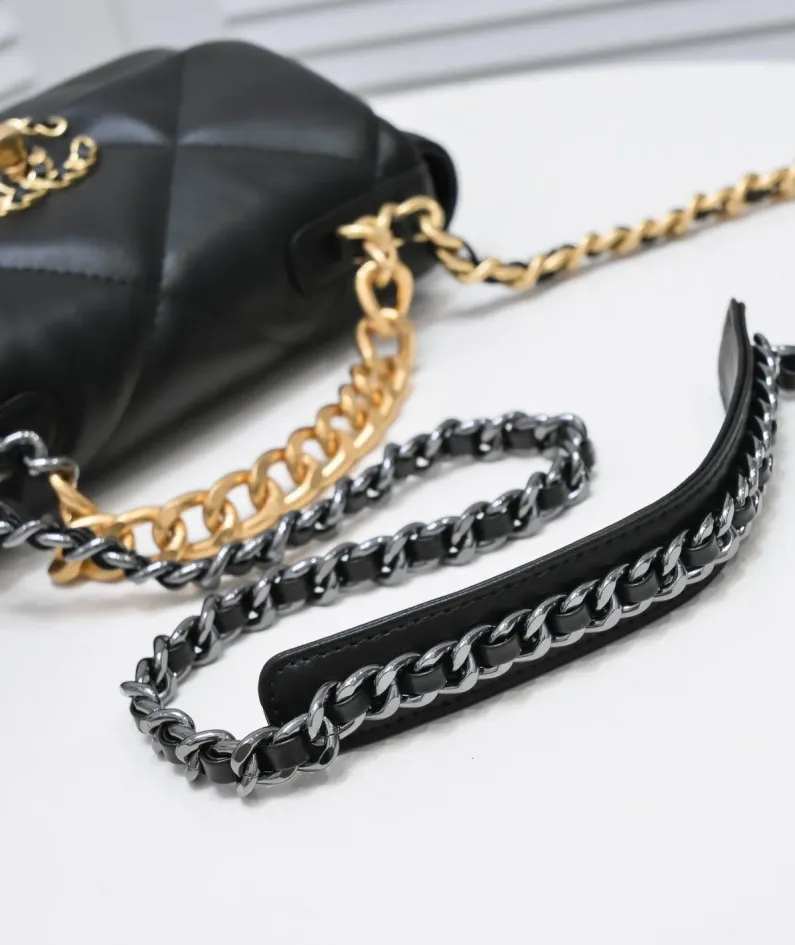 Chanel Style: 9009. Size: 20cm.