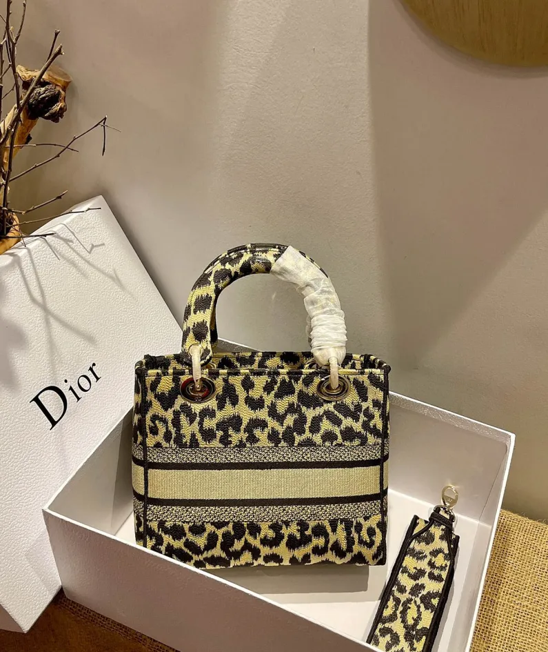 Lady D-Lite 5-panel embroidery Size: 24 x 20 x 11 cm