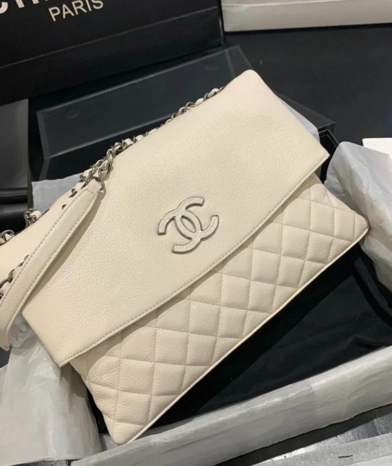 CHANEL shoulder bag Model 8095# Size: 32X7.5X19CM