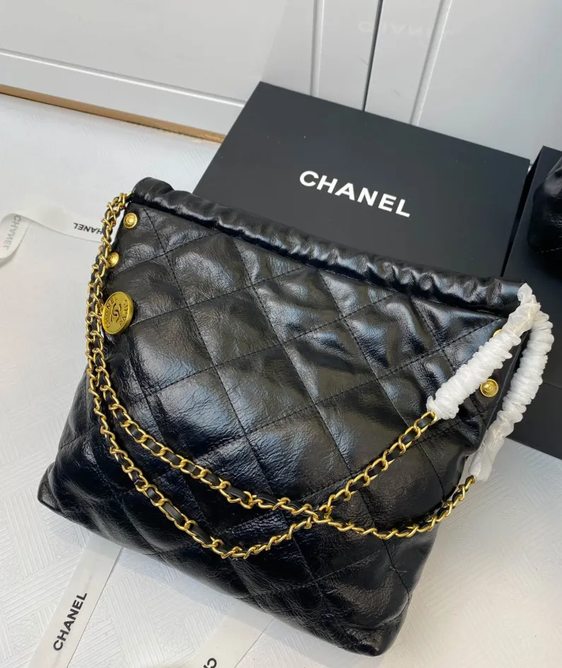 Chanel Underarm Bag Model: 8828 Size: 30*27*7 40*33*8