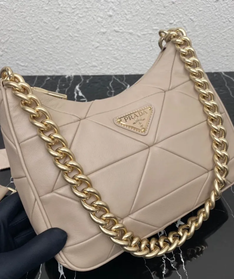 Prada Women's Bag Size: 24x17cm 1BC151