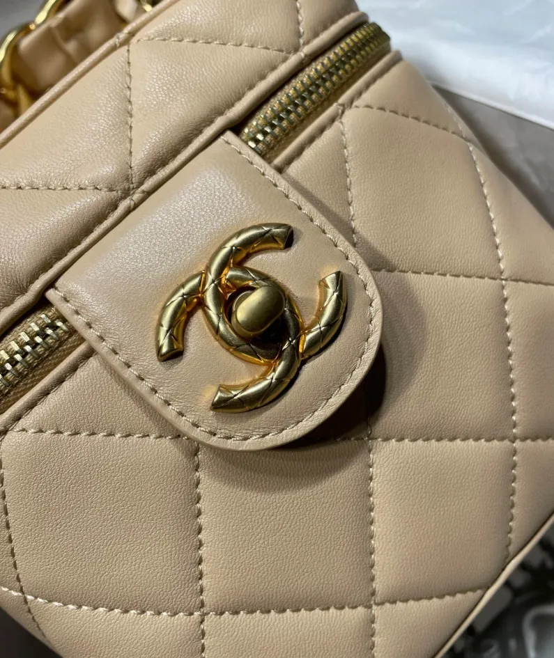 CHANEL Portable ️Crossbody Model: 2020SS ️Size: 16.5*16.5*15