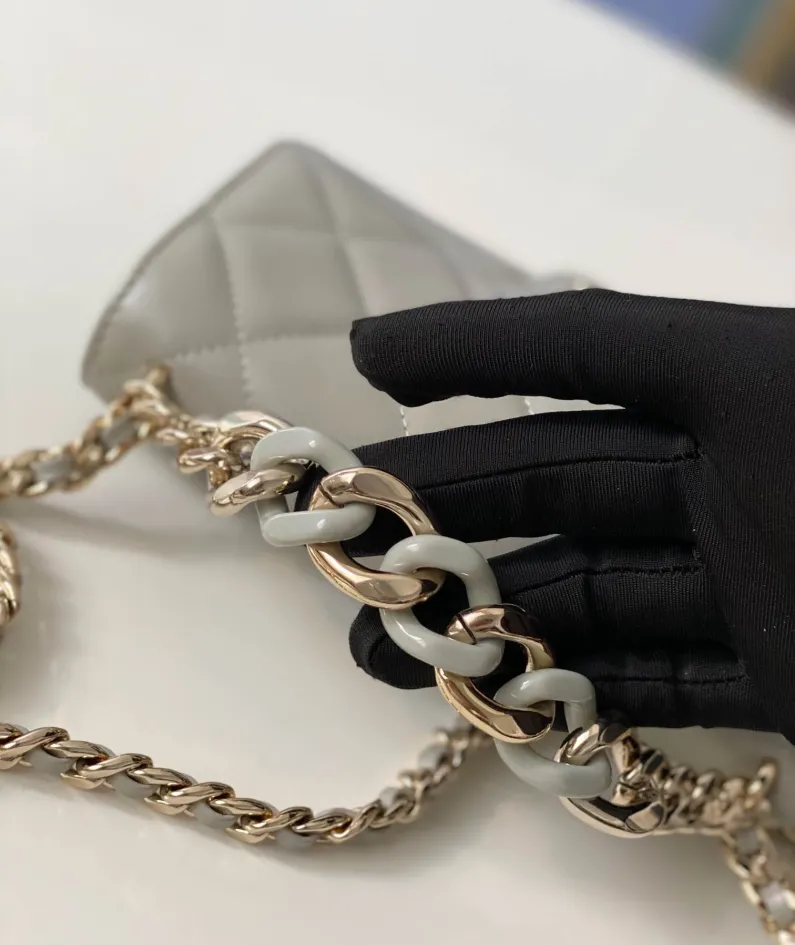 Lambskin Buckle with Light Gold Chain Size: 19cm Style Number: 81171